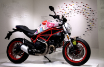 “Manifesto turistico” su due ruote per la città di Rimini: da Ducati, un Monster 797 personalizzato da Aldo Drudi