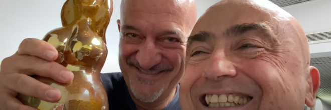 Claudio Bisio insignito del titolo di “Romagnolo DOP” da Paolo Cevoli:  Giovedì 2 dicembre premiazione online sui canali social del comico riccionese