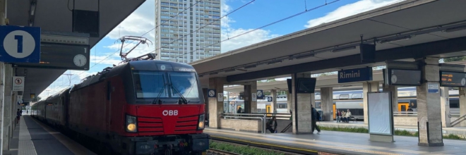 Rimini, giovedì 17 aprile: arrivato nel pomeriggio a Cesena e Rimini, con fermate successive a Riccione e Cattolica, il treno di ultima generazione RailJet di Ferrovie Tedesche DB ed Austriache ÖBB, che apre la stagione del collegamento ferroviario giornaliero tra Monaco di Baviera e la Riviera Romagnola fino a ottobre