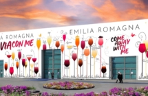 Alberto Tomba all’inaugurazione el Padiglione Emilia-Romagna a Vinitaly 2025 assieme alla madrina Simona Ventura. Il via ufficiale con Il taglio del nastro e l’apertura di una forma di Parmigiano Reggiano Dop da parte dello chef Massimo Bottura