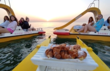 Sulla Riviera Romagnola il risveglio è più bello: fin dalle prime luci del mattino passeggiate, meditazioni, yoga, colazioni, gite in barca e tanta musica