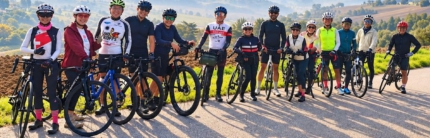 Cicloturismo: arrivato dall’Asia in Emilia-Romagna il primo storico gruppo di ciclisti da Singapore